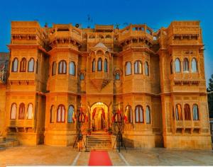 斋沙默尔Hotel Lal Garh Fort And Palace的前面有楼梯的大型砖砌建筑