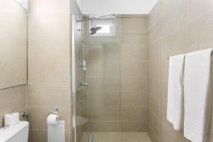 布加勒斯特埃利泽酒店的带淋浴的浴室和玻璃门