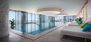大连大连君悦酒店的酒店客房带游泳池和玻璃墙