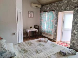 Village Rooms Guesthouse客房内的一张或多张床位