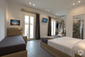 拉古萨Fico - Finestra Contemporanea的酒店客房设有两张床和一个阳台。