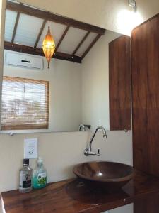 马劳Pousada Porto Taipus的一间带木水槽的柜台浴室