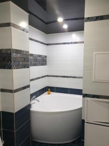 乌里扬诺夫斯克Симбирские апартаменты на Варейкиса 42的浴室配有白色浴缸和水槽