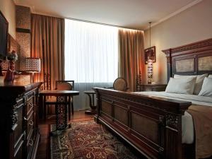 梭罗The Royal Surakarta Heritage - Handwritten Collection的酒店客房设有一张床和一个大窗户
