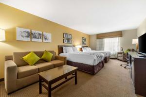 林垦Sleep Inn & Suites Lincoln University Area的酒店客房,配有床和沙发