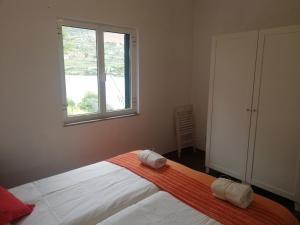 CovelinhasCasa do Rio的一间卧室配有一张床,上面有两条毛巾