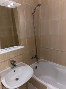 乌日霍罗德Intourist-Zakarpattia Hotel的浴室配有盥洗盆和浴缸。