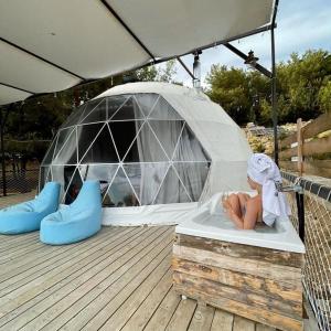 AlıncaTürkdomes Glamping的坐在冰屋浴缸中的女人