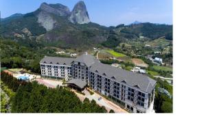 佩德拉阿祖尔Condomínio Vista Azul hotel的山地建筑的空中景观