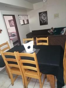 圣卢西亚Villa Mia 15的一间用餐室,配有黑色的桌子和椅子