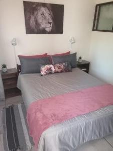 圣卢西亚Villa Mia 15的卧室配有一张带狮子照片的床铺。