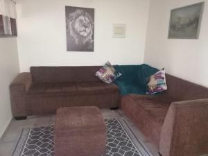 圣卢西亚Villa Mia 15的客厅配有2张棕色沙发
