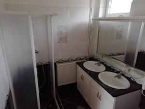 贝凯什乔包Maci Vendégház的浴室设有2个水槽和镜子