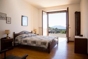 马斯诺维斯康蒂PANORAMA - Apartment with terrace overlooking the Lake的一间卧室设有一张床和一个滑动玻璃门