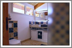 CerdonLES CHAMBRES DE LIANE的一间带卫生间、水槽和窗户的浴室