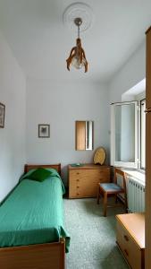马拉泰亚Casa vacanze da Cristina app B的一间卧室设有一张绿色的床和一个窗户。