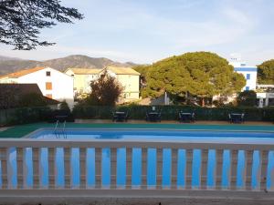 圣弗洛朗莫达姆米尔酒店的游泳池周围设有白色围栏