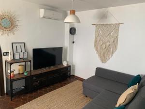 米哈斯Casa Olalla的带沙发和平面电视的客厅