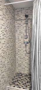 阿维尼翁Chez Kaïs的浴室铺有黑白瓷砖,设有淋浴。
