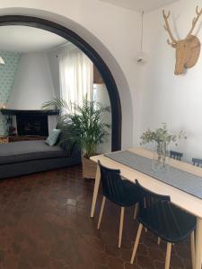 米哈斯Casa Olalla的客厅配有桌子和沙发