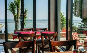 特尔斯泰纳Hotel Prístav的水景餐厅内的桌椅