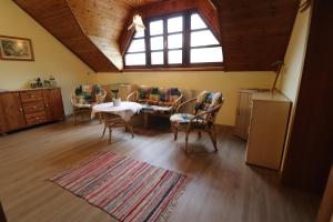绍萨尔地区基策克乌布尔民宿的客厅配有桌椅和窗户。