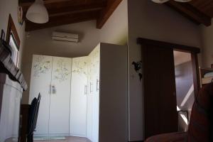 San Lorenzo马迪住宿加早餐旅馆的一间设有白色橱柜和壁纸墙的房间