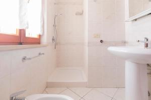 坎普码头HelloElba Appartamento Azzurro的带淋浴、盥洗盆和卫生间的浴室