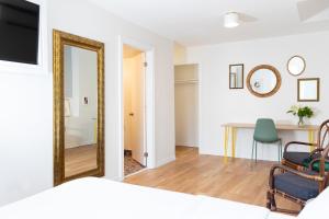 多伦多彭布罗克旅馆的卧室配有镜子、桌子和椅子