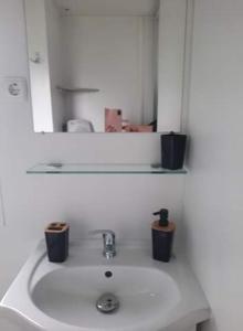 利托Sublima的浴室水槽设有镜子和两个蜡烛
