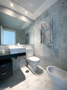 贝尼多姆GEMELOS Levante beach apartments的浴室配有盥洗盆、卫生间和浴缸。