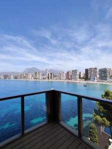 贝尼多姆GEMELOS Levante beach apartments的阳台享有大片水景。