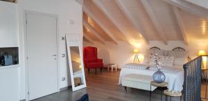 贝拉吉奥Bellagio Holiday Home的一间卧室配有一张床和一张红色椅子