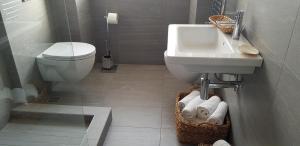 贝拉吉奥Bellagio Holiday Home的一间带卫生间和水槽的浴室