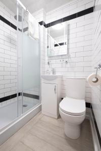 布里德灵顿克罗默旅馆的白色的浴室设有卫生间和淋浴。