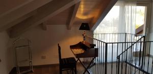 贝拉吉奥Bellagio Holiday Home的客房设有带钢琴和窗户的楼梯。