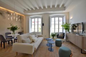 加的斯Plaza Mina Suites - Adults Recommended by Luxury Suites Cadiz的客厅配有沙发和桌子