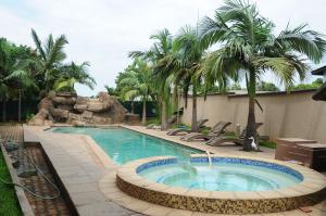 KitweRoad view Park Hotel的棕榈树度假村内的游泳池