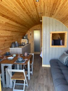 EarlishAllt Yelkie Pod Coig, Earlish的小木屋内的用餐室和厨房