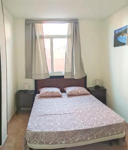 圣伊西德罗Kiki vivienda Bed & breakfast的一间卧室设有一张大床和窗户