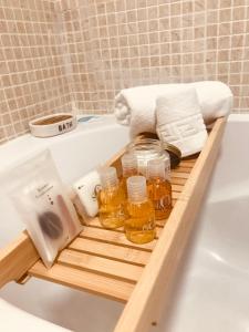 马尼尔瓦Casa del Sol的浴缸内的木制托盘,配有毛巾和蜂蜜罐