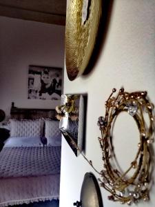 奥贝里塞Podere Montecorno的一间卧室配有一张带镜子和镜子的床
