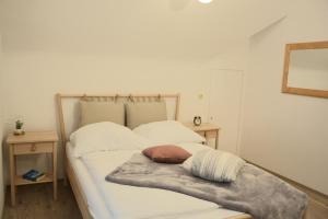科赫姆Ferienwohnung Traumzeit的一张带白色床单的床,一张毯子