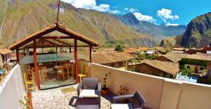 奥兰太坦波卡玛住宿加早餐旅馆的享有村庄和山脉美景的阳台。