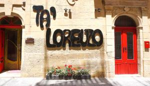 圣劳伦斯Ta’ Lorenzo的花朵边有标志的建筑