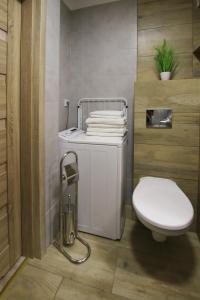 科沃布热格Apartament Navigare的浴室配有白色卫生间和盥洗盆。