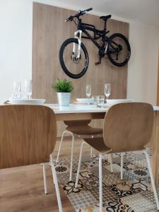 赫罗纳Apartment Histórico的挂在桌子上带椅子的墙上的自行车
