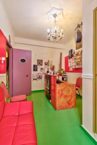 埃尔莫波利斯佛罗伦萨精品住宿加早餐旅馆的客厅设有红色沙发和绿色地板