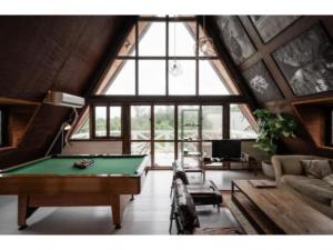 InbuLOGIN OKINAWA -wood- - Vacation STAY 33434v的客厅设有台球桌和大窗户