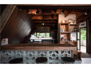 InbuLOGIN OKINAWA -wood- - Vacation STAY 33434v的一间厨房,内设一个柜台和凳子